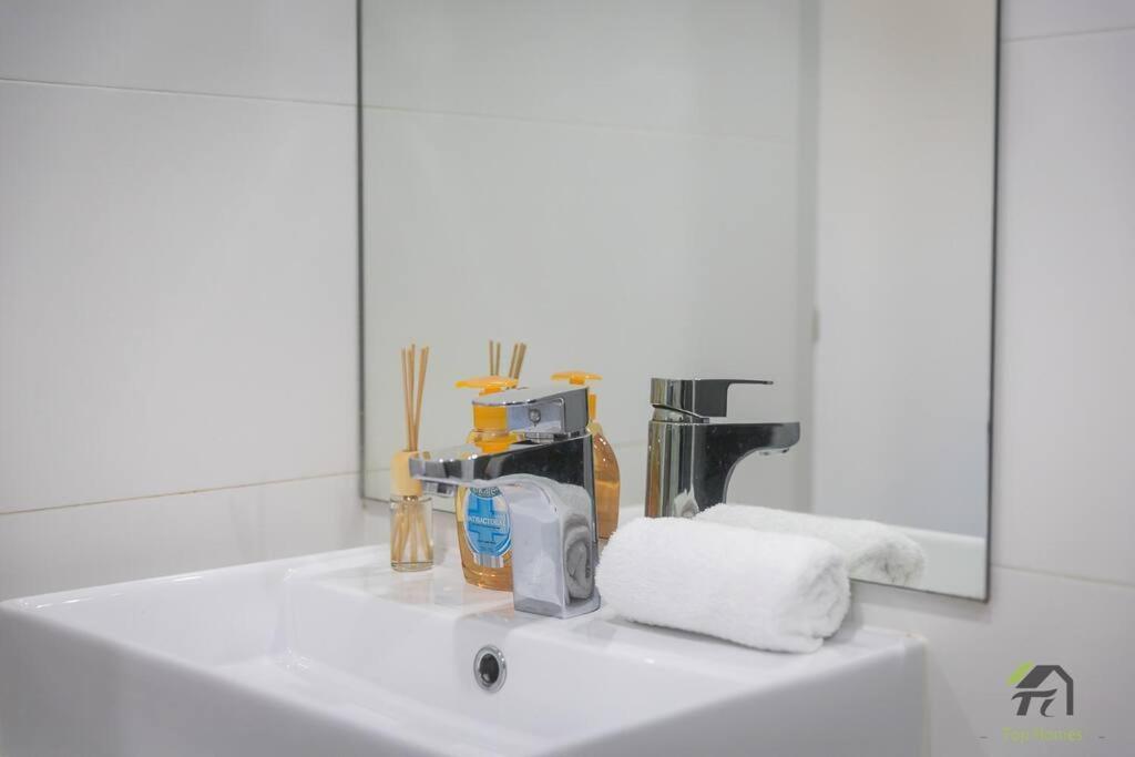 Vivid 2 Bed In Burwood *