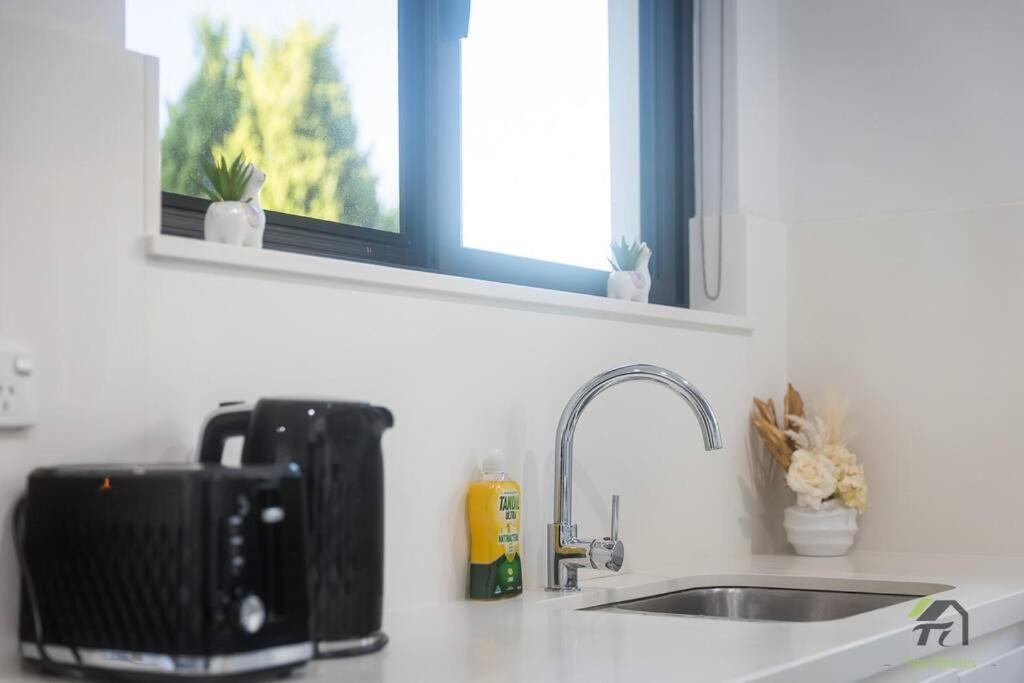 Vivid 2 Bed In Burwood Apartment *