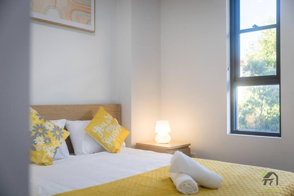 Vivid 2 Bed In Burwood * Sydney