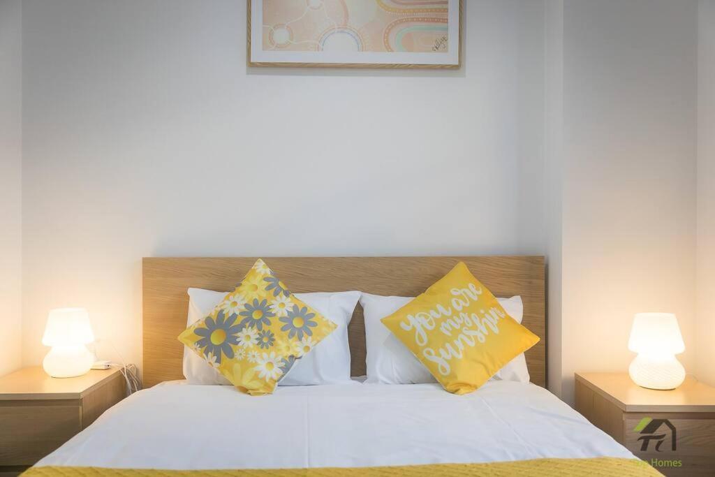 Vivid 2 Bed In Burwood