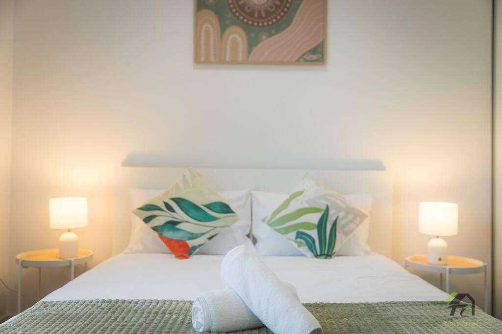 Vivid 2 Bed In Burwood Apartment