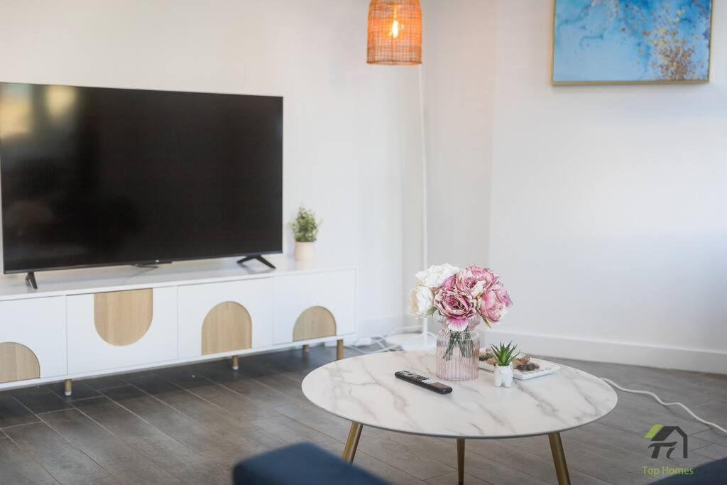 Vivid 2 Bed In Burwood Apartment