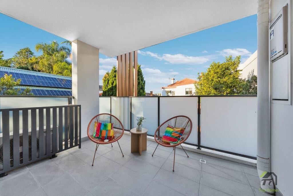 Vivid 2 Bed In Burwood Apartment