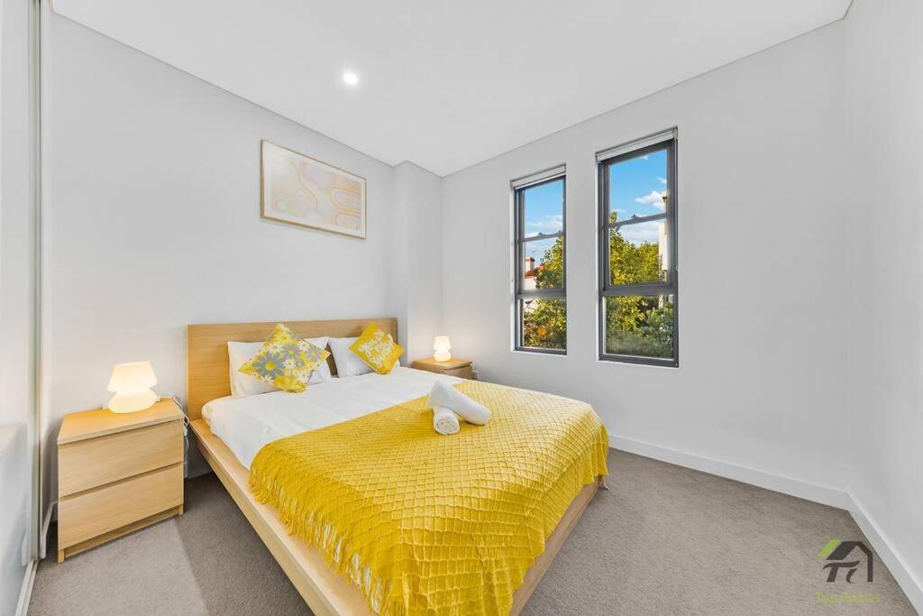 Vivid 2 Bed In Burwood Apartment *